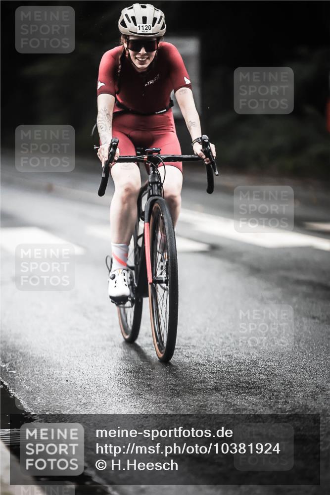 13.09.2026 - Stadtparktriathlon H.Heesch http://msf.ph/oto/10381924 13.09.2026 12:28:30 Radfahren 975, 1120, 1137 meine-sportfotos.de