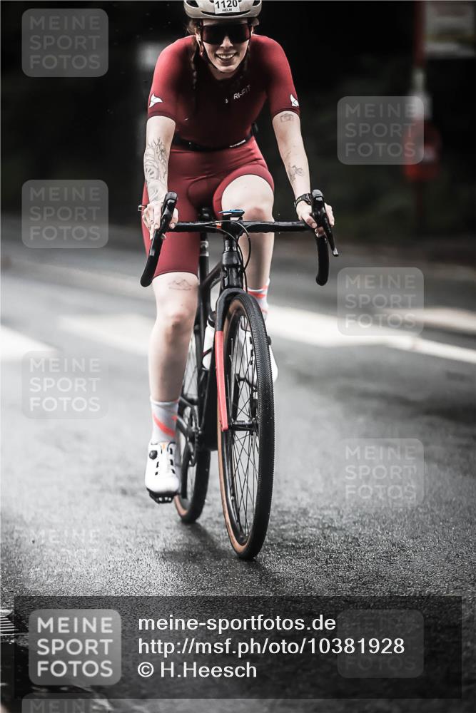 13.09.2026 - Stadtparktriathlon H.Heesch http://msf.ph/oto/10381928 13.09.2026 12:28:31 Radfahren 975, 1087, 1120, 1137 meine-sportfotos.de