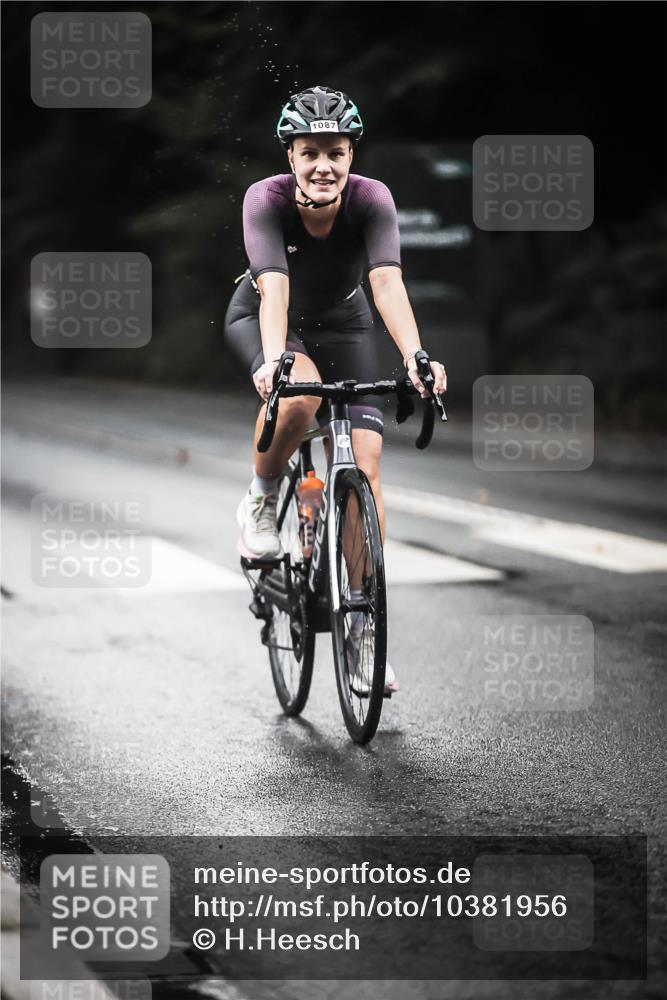 13.09.2026 - Stadtparktriathlon H.Heesch http://msf.ph/oto/10381956 13.09.2026 12:28:37 Radfahren 975, 998, 1087 meine-sportfotos.de