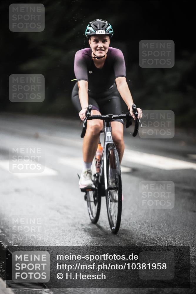 13.09.2026 - Stadtparktriathlon H.Heesch http://msf.ph/oto/10381958 13.09.2026 12:28:37 Radfahren 975, 998, 1087 meine-sportfotos.de