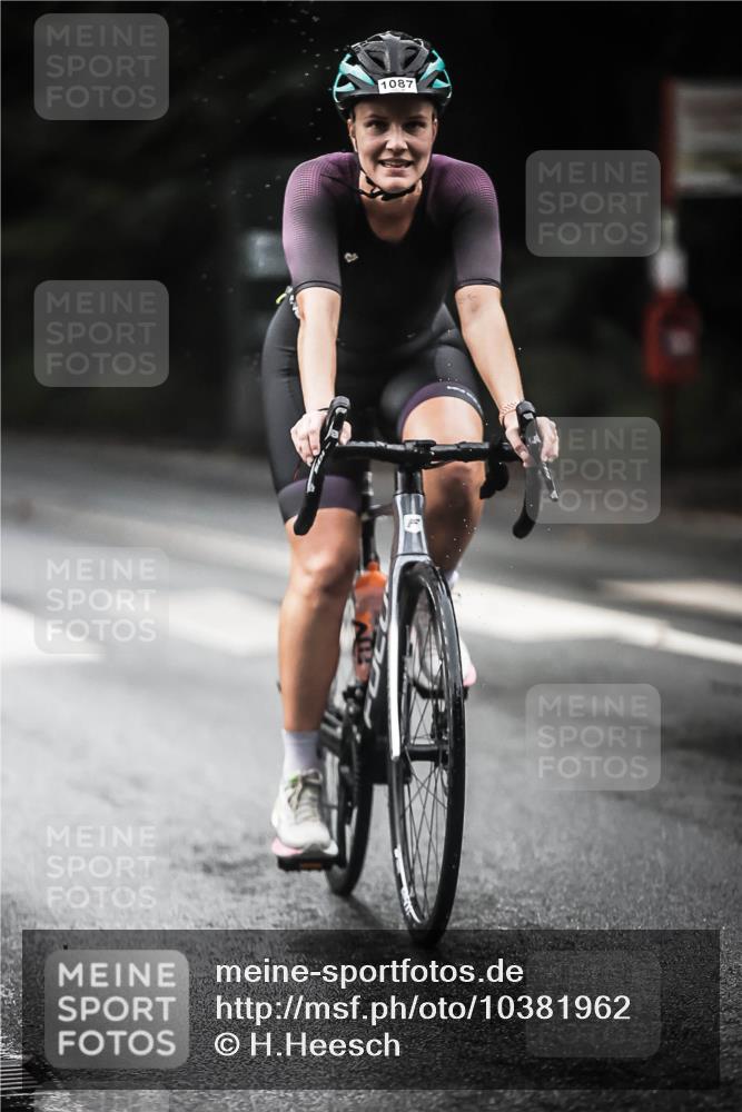 13.09.2026 - Stadtparktriathlon H.Heesch http://msf.ph/oto/10381962 13.09.2026 12:28:37 Radfahren 975, 998, 1087 meine-sportfotos.de