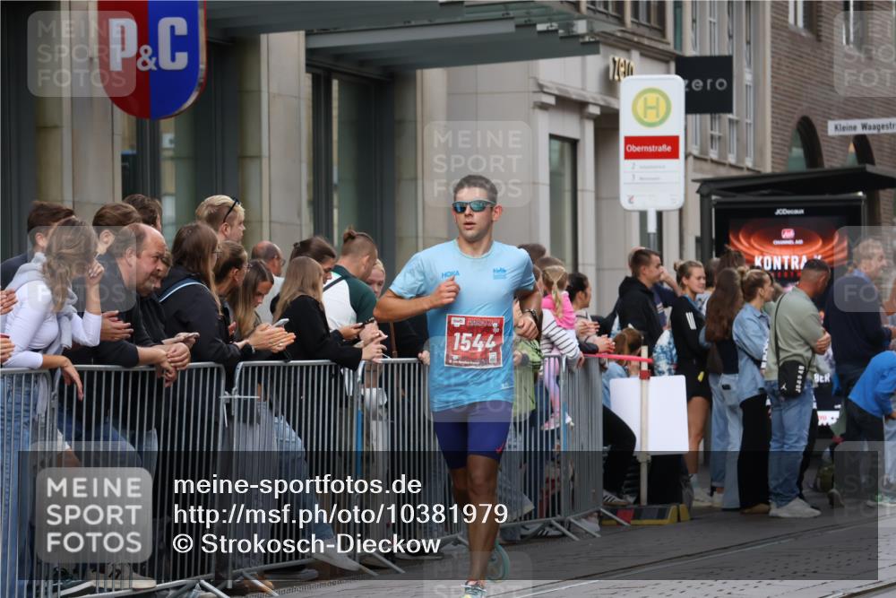 13.09.2026 - 21. swb-Marathon Bremen Strokosch-Dieckow http://msf.ph/oto/10381979 13.09.2026 12:45:19 Ziel 2032, 322, 814, 1187, 1544, 1840, 8285 meine-sportfotos.de