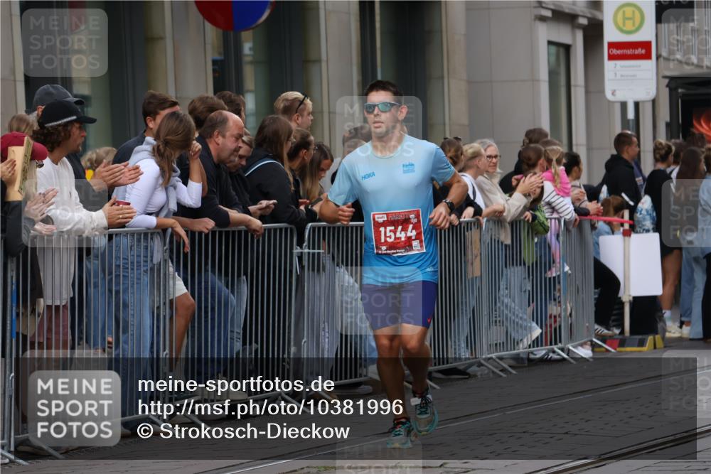 13.09.2026 - 21. swb-Marathon Bremen Strokosch-Dieckow http://msf.ph/oto/10381996 13.09.2026 12:45:19 Ziel 2032, 322, 814, 1187, 1544, 1840, 8285 meine-sportfotos.de