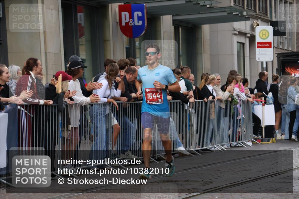 13.09.2026 - 21. swb-Marathon Bremen Strokosch-Dieckow http://msf.ph/oto/10382010 13.09.2026 12:45:20 Ziel 2032, 322, 814, 1187, 1544, 1840 meine-sportfotos.de