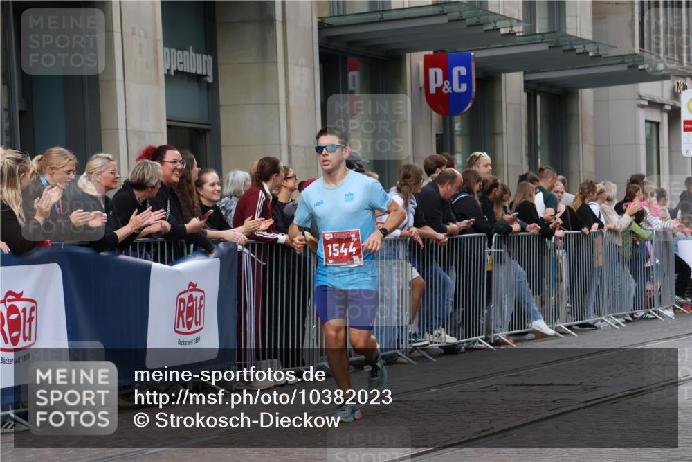 13.09.2026 - 21. swb-Marathon Bremen Strokosch-Dieckow http://msf.ph/oto/10382023 13.09.2026 12:45:20 Ziel 2032, 322, 814, 1187, 1544, 1840 meine-sportfotos.de