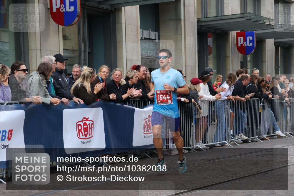 13.09.2026 - 21. swb-Marathon Bremen Strokosch-Dieckow http://msf.ph/oto/10382038 13.09.2026 12:45:21 Ziel 2032, 322, 1187, 1544, 1840 meine-sportfotos.de