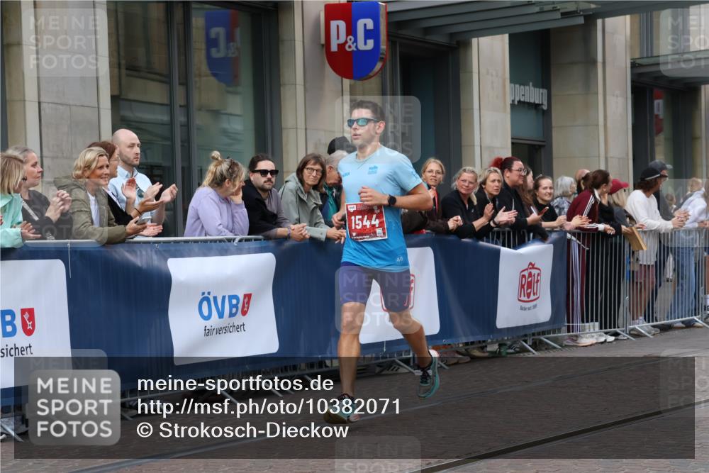 13.09.2026 - 21. swb-Marathon Bremen Strokosch-Dieckow http://msf.ph/oto/10382071 13.09.2026 12:45:22 Ziel 2032, 322, 1544 meine-sportfotos.de