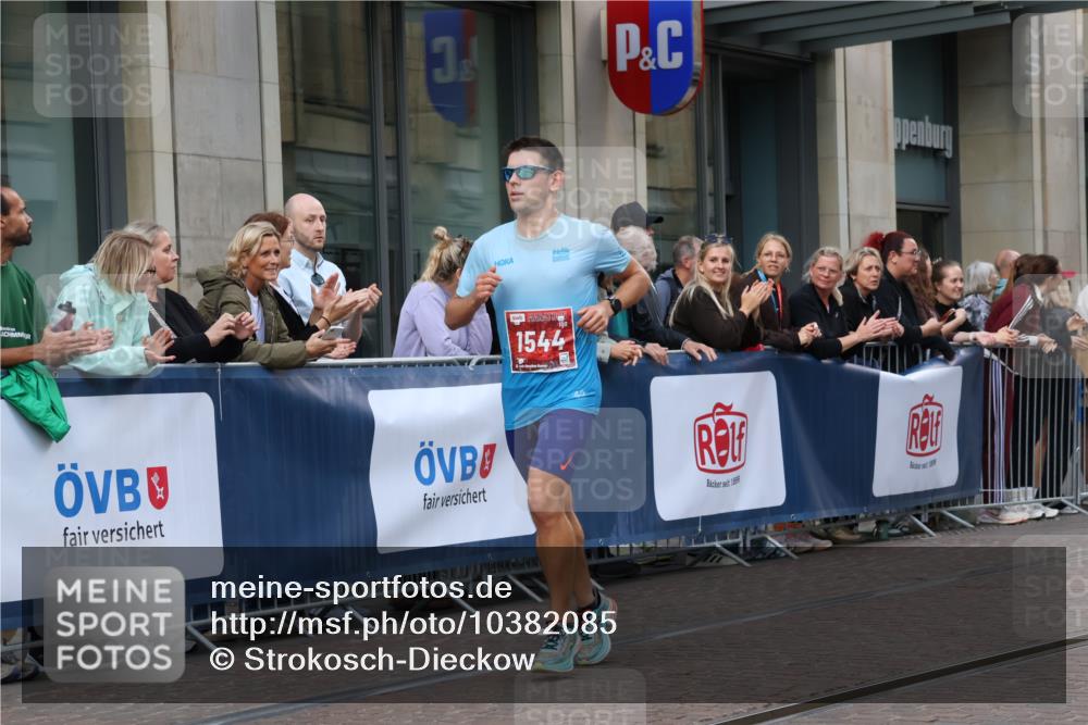 13.09.2026 - 21. swb-Marathon Bremen Strokosch-Dieckow http://msf.ph/oto/10382085 13.09.2026 12:45:22 Ziel 2032, 322, 1544 meine-sportfotos.de