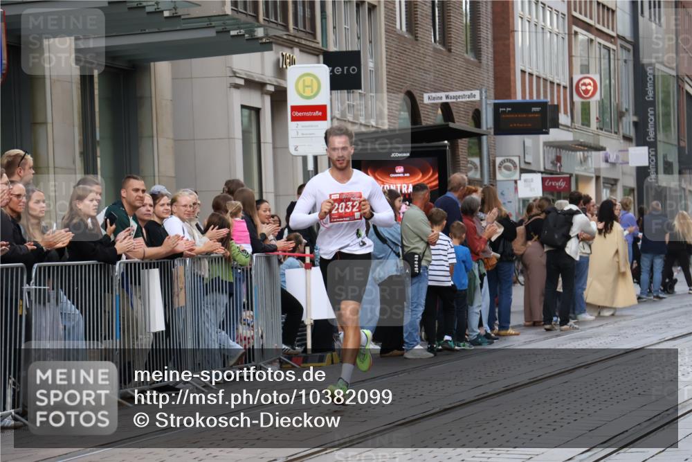 13.09.2026 - 21. swb-Marathon Bremen Strokosch-Dieckow http://msf.ph/oto/10382099 13.09.2026 12:45:50 Ziel 103, 1352, 2143, 8044, 2032 meine-sportfotos.de