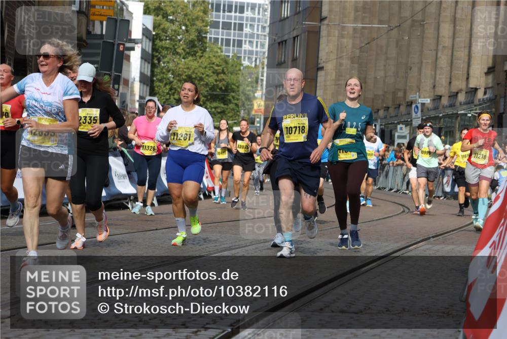 13.09.2026 - 21. swb-Marathon Bremen Strokosch-Dieckow http://msf.ph/oto/10382116 13.09.2026 11:05:14 Ziel 10198, 10283, 10315, 10465, 10729, 10741, 10850, 10855, 10856, 10940, 10975, 11006, 11133, 11272, 11366, 11395, 11518, 11705, 11757, 11939, 12002, 12005, 12064, 12235, 12420, 12493, 12495, 12498, 12500, 12502, 12522, 12563, 10186, 10411, 10432, 10697, 10717, 10802, 11146, 11314, 11334, 11387, 11394, 11521, 11571, 11572, 12055, 12251 meine-sportfotos.de