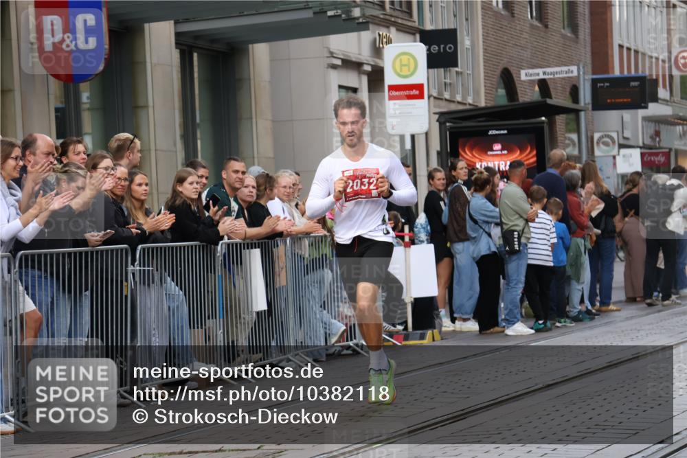 13.09.2026 - 21. swb-Marathon Bremen Strokosch-Dieckow http://msf.ph/oto/10382118 13.09.2026 12:45:51 Ziel 103, 1352, 2143, 8044, 2032 meine-sportfotos.de