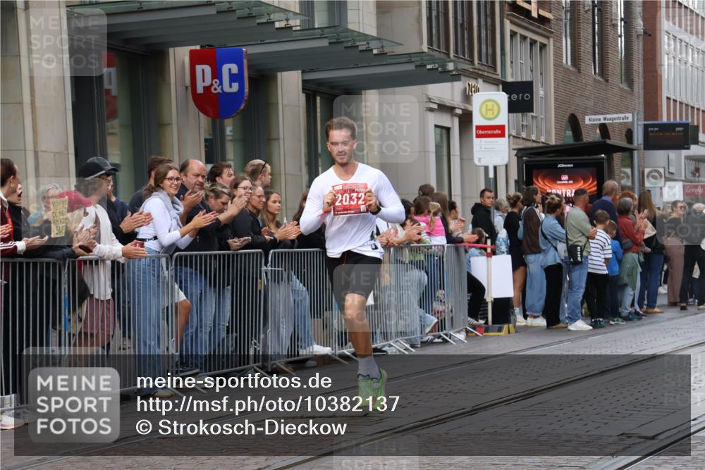 13.09.2026 - 21. swb-Marathon Bremen Strokosch-Dieckow http://msf.ph/oto/10382137 13.09.2026 12:45:51 Ziel 103, 1352, 2143, 8044, 2032 meine-sportfotos.de