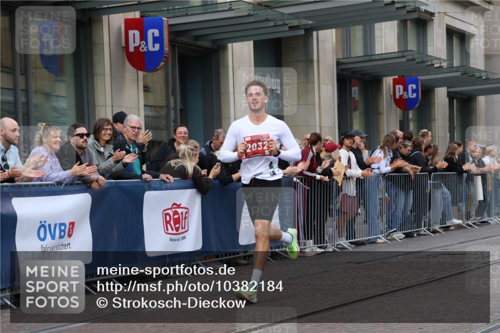 13.09.2026 - 21. swb-Marathon Bremen Strokosch-Dieckow http://msf.ph/oto/10382184 13.09.2026 12:45:53 Ziel 103, 1352, 2143, 8044, 2032 meine-sportfotos.de