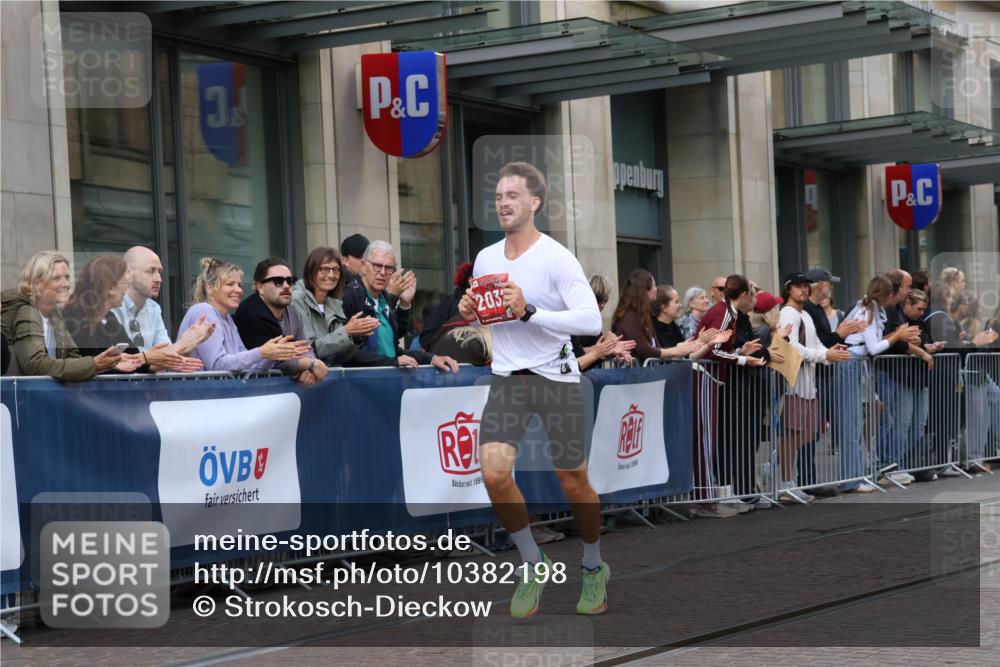 13.09.2026 - 21. swb-Marathon Bremen Strokosch-Dieckow http://msf.ph/oto/10382198 13.09.2026 12:45:53 Ziel 103, 1352, 2143, 8044, 2032 meine-sportfotos.de