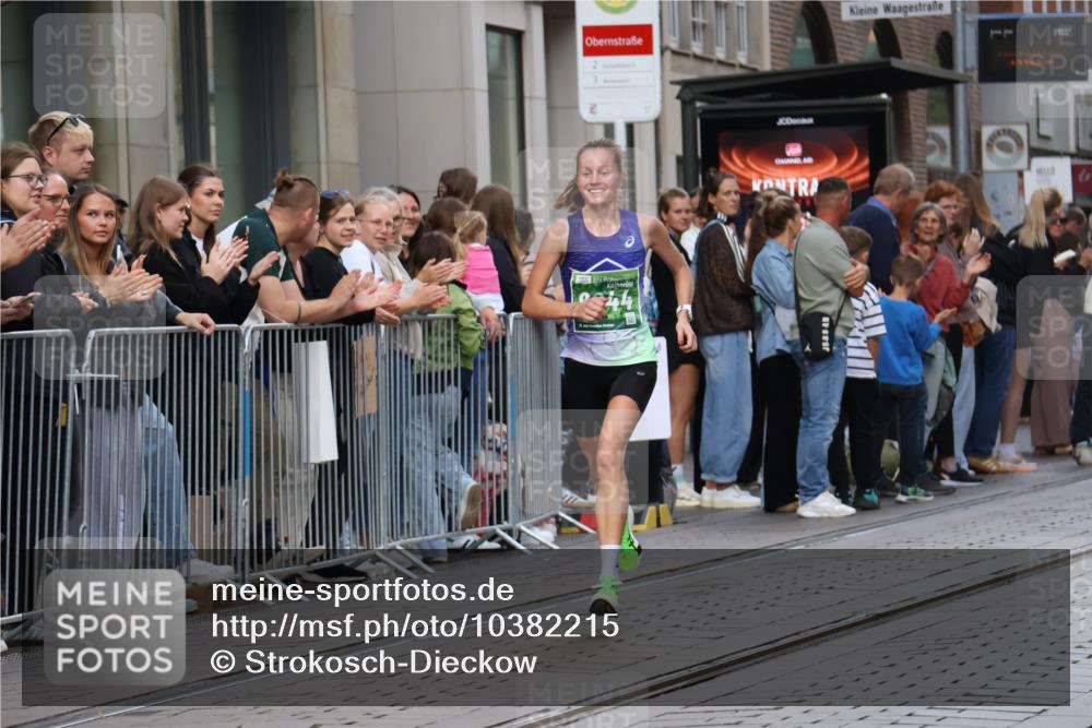 13.09.2026 - 21. swb-Marathon Bremen Strokosch-Dieckow http://msf.ph/oto/10382215 13.09.2026 12:45:57 Ziel 103, 1352, 2143, 8044, 2032 meine-sportfotos.de