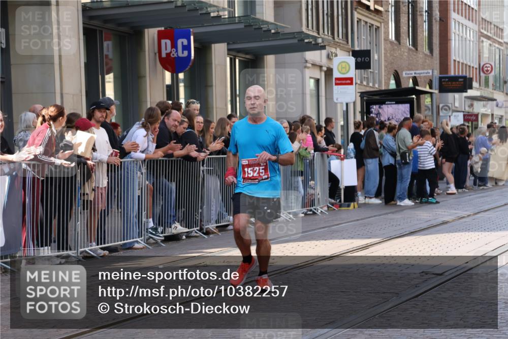 13.09.2026 - 21. swb-Marathon Bremen Strokosch-Dieckow http://msf.ph/oto/10382257 13.09.2026 12:46:39 Ziel 574, 649, 7741, 238, 574, 841, 1253, 1391, 1525 meine-sportfotos.de