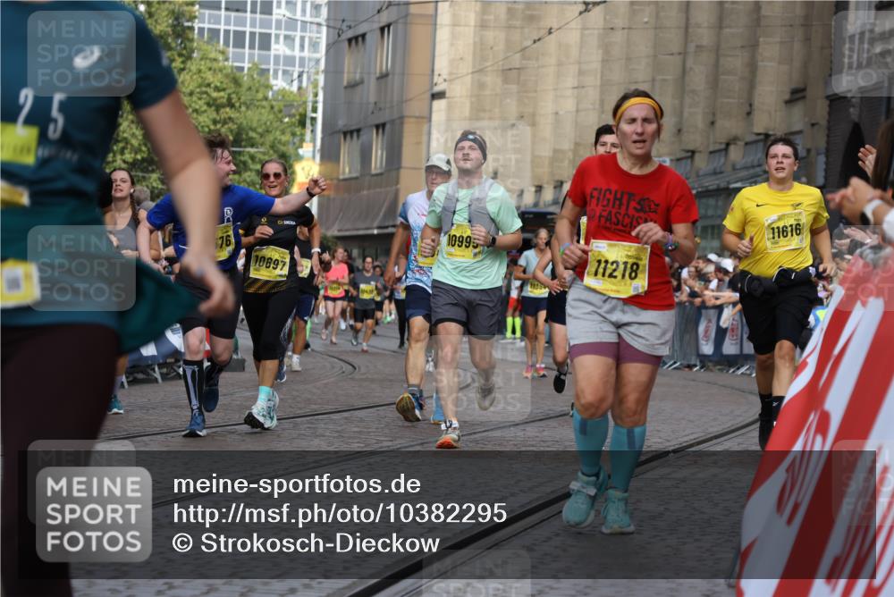 13.09.2026 - 21. swb-Marathon Bremen Strokosch-Dieckow http://msf.ph/oto/10382295 13.09.2026 11:05:19 Ziel 10315, 10370, 10465, 10718, 10729, 10741, 10850, 10855, 10856, 10975, 11105, 11133, 11272, 11281, 11395, 11518, 11757, 11900, 11939, 12002, 12064, 12099, 12235, 12335, 12420, 12493, 12495, 12498, 12500, 12502, 12522, 12563, 10186, 10432, 10717, 11146, 11314, 11334, 11387, 11394, 11521, 11571, 11572, 11724, 11892, 12055, 12251, 12273, 12330, 12362 meine-sportfotos.de