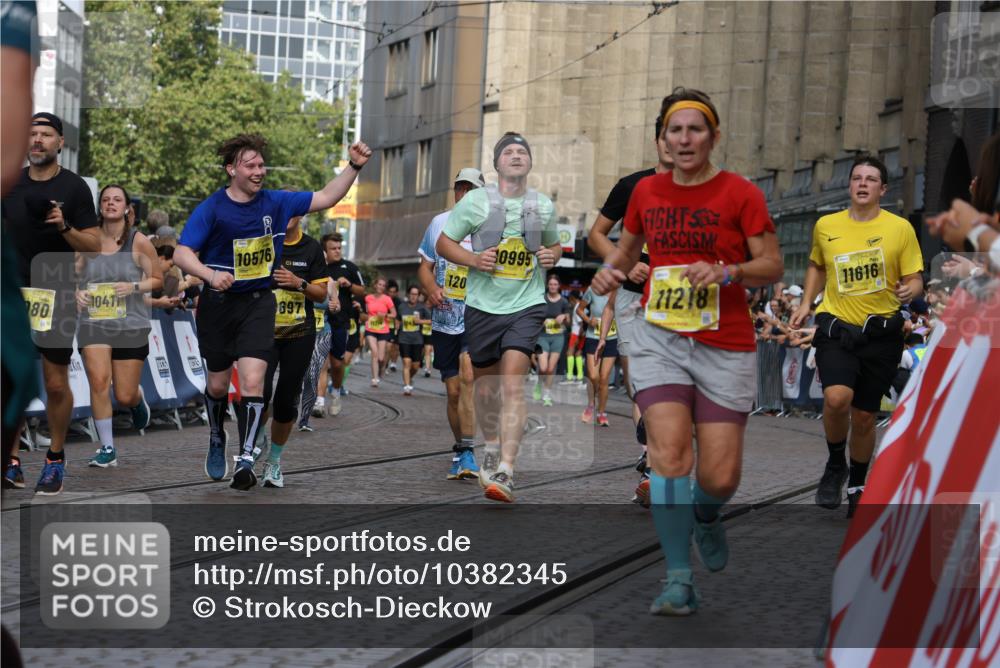 13.09.2026 - 21. swb-Marathon Bremen Strokosch-Dieckow http://msf.ph/oto/10382345 13.09.2026 11:05:19 Ziel 10315, 10370, 10465, 10718, 10729, 10741, 10850, 10855, 10856, 10975, 11105, 11133, 11272, 11281, 11395, 11518, 11757, 11900, 11939, 12002, 12064, 12099, 12235, 12335, 12420, 12493, 12495, 12498, 12500, 12502, 12522, 12563, 10186, 10432, 10717, 11146, 11314, 11334, 11387, 11394, 11521, 11571, 11572, 11724, 11892, 12055, 12251, 12273, 12330, 12362 meine-sportfotos.de