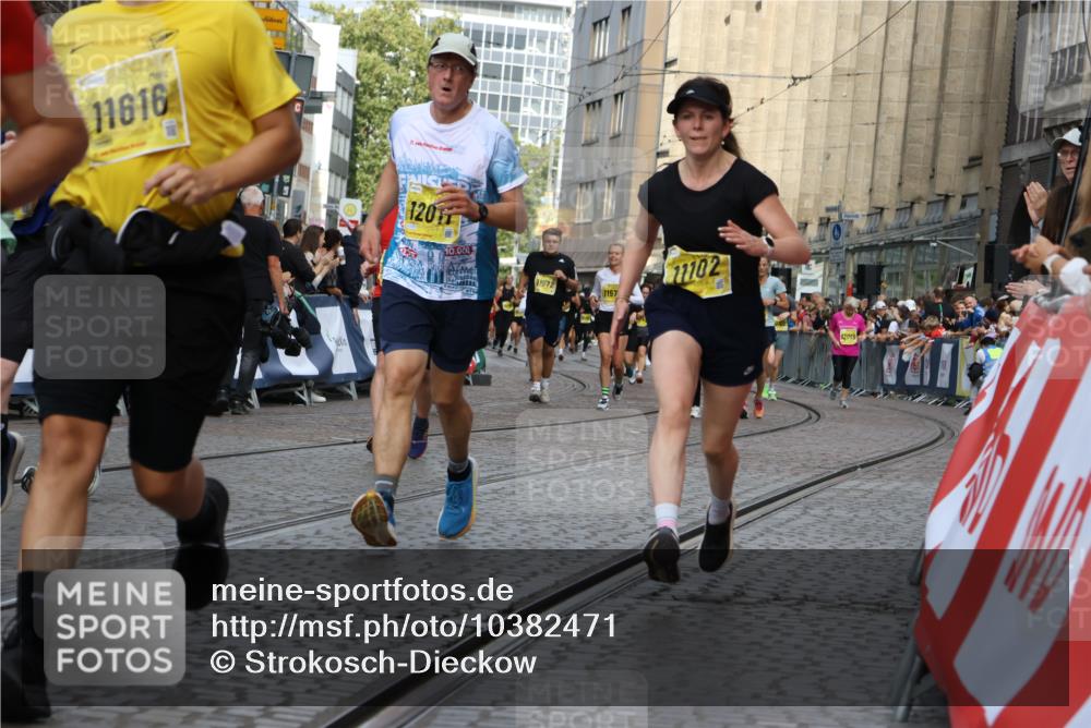 13.09.2026 - 21. swb-Marathon Bremen Strokosch-Dieckow http://msf.ph/oto/10382471 13.09.2026 11:05:24 Ziel 10370, 10465, 10718, 10741, 10800, 10850, 10975, 10995, 11102, 11105, 11133, 11157, 11218, 11281, 11584, 11616, 11722, 11900, 11939, 12002, 12064, 12099, 12235, 12335, 12522, 10186, 10259, 10260, 10432, 10864, 11146, 11314, 11387, 11394, 11520, 11521, 11571, 11572, 11724, 11791, 11892, 11947, 12055, 12156, 12251, 12273, 12330, 12362, 12501 meine-sportfotos.de