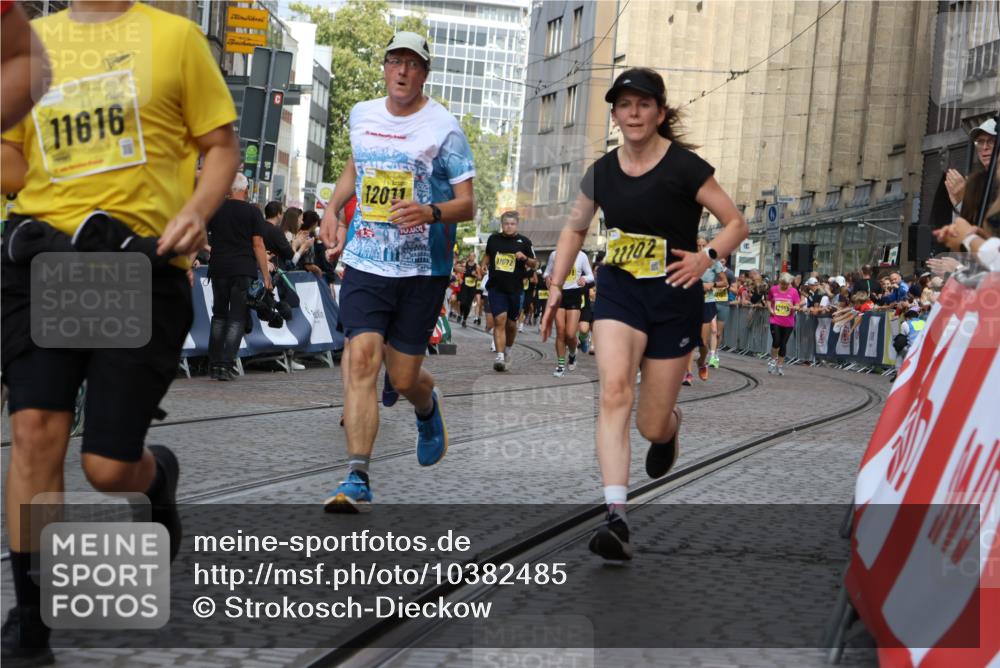 13.09.2026 - 21. swb-Marathon Bremen Strokosch-Dieckow http://msf.ph/oto/10382485 13.09.2026 11:05:24 Ziel 10370, 10465, 10718, 10741, 10800, 10850, 10975, 10995, 11102, 11105, 11133, 11157, 11218, 11281, 11584, 11616, 11722, 11900, 11939, 12002, 12064, 12099, 12235, 12335, 12522, 10186, 10259, 10260, 10432, 10864, 11146, 11314, 11387, 11394, 11520, 11521, 11571, 11572, 11724, 11791, 11892, 11947, 12055, 12156, 12251, 12273, 12330, 12362, 12501 meine-sportfotos.de