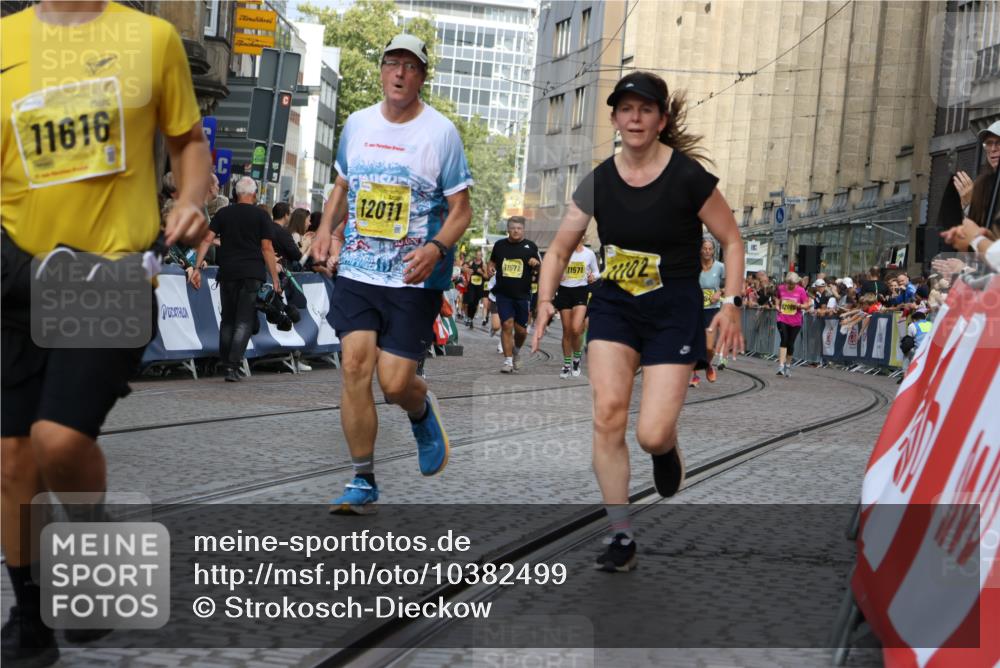 13.09.2026 - 21. swb-Marathon Bremen Strokosch-Dieckow http://msf.ph/oto/10382499 13.09.2026 11:05:24 Ziel 10370, 10465, 10718, 10741, 10800, 10850, 10975, 10995, 11102, 11105, 11133, 11157, 11218, 11281, 11584, 11616, 11722, 11900, 11939, 12002, 12064, 12099, 12235, 12335, 12522, 10186, 10259, 10260, 10432, 10864, 11146, 11314, 11387, 11394, 11520, 11521, 11571, 11572, 11724, 11791, 11892, 11947, 12055, 12156, 12251, 12273, 12330, 12362, 12501 meine-sportfotos.de