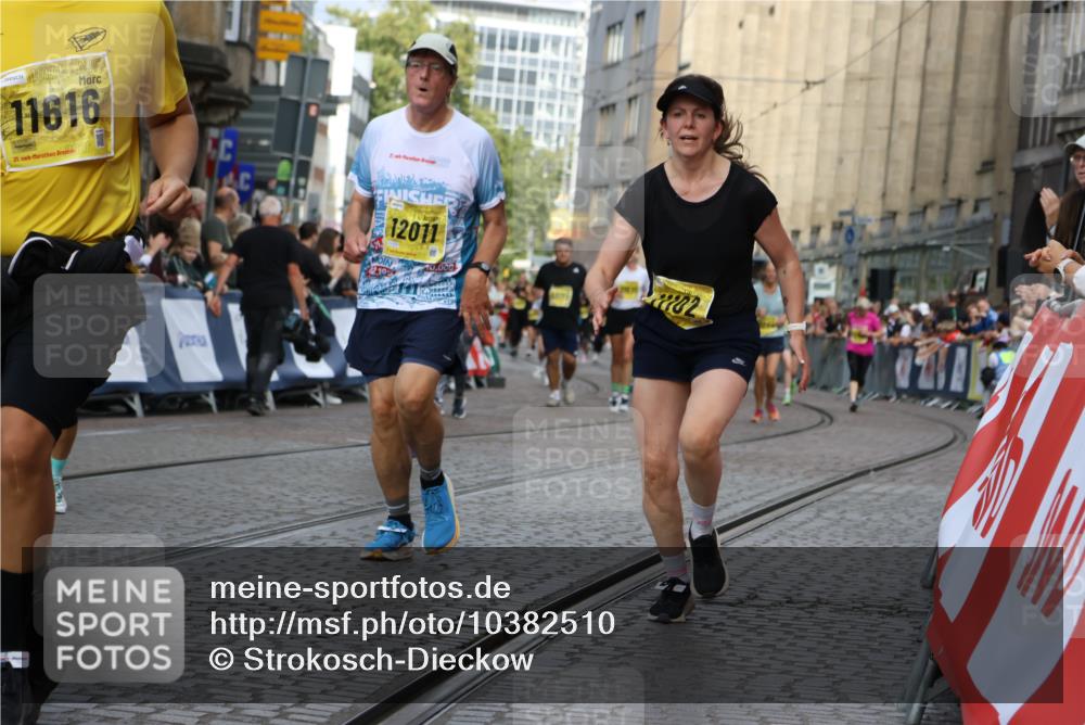 13.09.2026 - 21. swb-Marathon Bremen Strokosch-Dieckow http://msf.ph/oto/10382510 13.09.2026 11:05:24 Ziel 10370, 10465, 10718, 10741, 10800, 10850, 10975, 10995, 11102, 11105, 11133, 11157, 11218, 11281, 11584, 11616, 11722, 11900, 11939, 12002, 12064, 12099, 12235, 12335, 12522, 10186, 10259, 10260, 10432, 10864, 11146, 11314, 11387, 11394, 11520, 11521, 11571, 11572, 11724, 11791, 11892, 11947, 12055, 12156, 12251, 12273, 12330, 12362, 12501 meine-sportfotos.de
