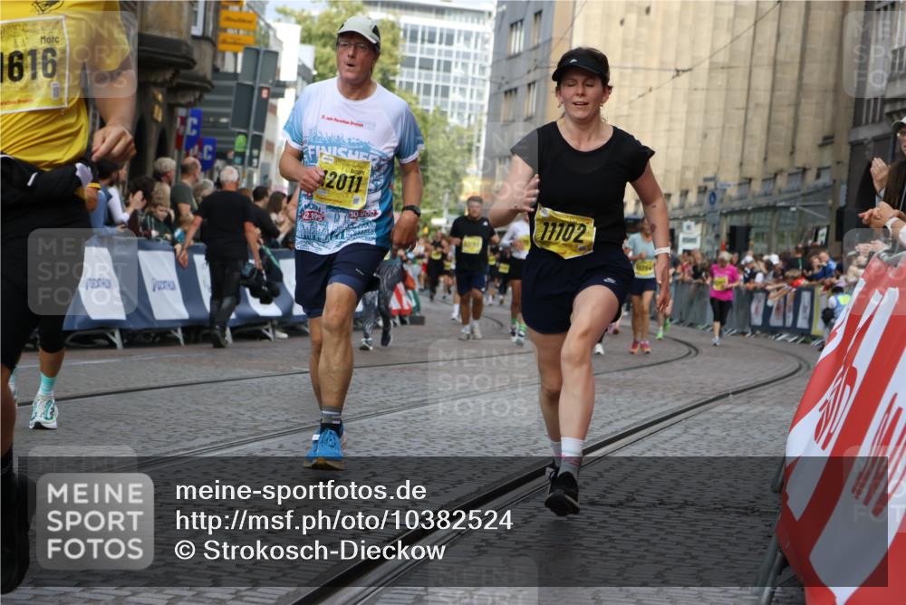 13.09.2026 - 21. swb-Marathon Bremen Strokosch-Dieckow http://msf.ph/oto/10382524 13.09.2026 11:05:24 Ziel 10370, 10465, 10718, 10741, 10800, 10850, 10975, 10995, 11102, 11105, 11133, 11157, 11218, 11281, 11584, 11616, 11722, 11900, 11939, 12002, 12064, 12099, 12235, 12335, 12522, 10186, 10259, 10260, 10432, 10864, 11146, 11314, 11387, 11394, 11520, 11521, 11571, 11572, 11724, 11791, 11892, 11947, 12055, 12156, 12251, 12273, 12330, 12362, 12501 meine-sportfotos.de
