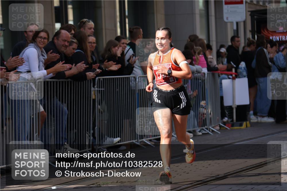 13.09.2026 - 21. swb-Marathon Bremen Strokosch-Dieckow http://msf.ph/oto/10382528 13.09.2026 12:47:52 Ziel 358, 447, 875, 991, 1161, 1783 meine-sportfotos.de