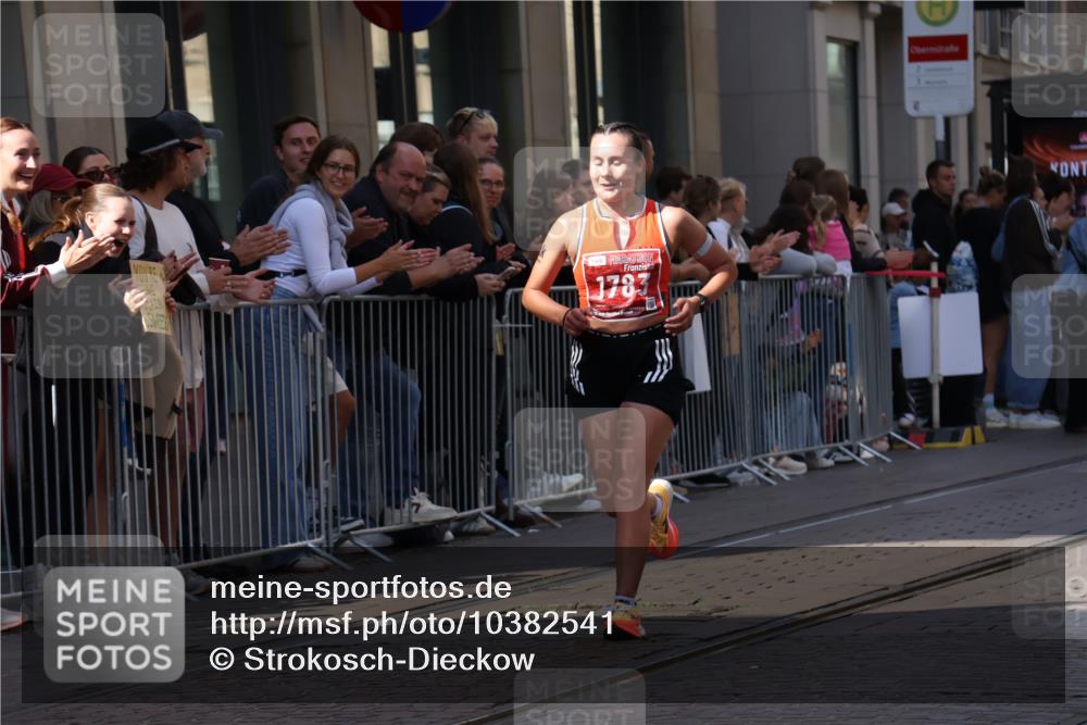 13.09.2026 - 21. swb-Marathon Bremen Strokosch-Dieckow http://msf.ph/oto/10382541 13.09.2026 12:47:52 Ziel 358, 447, 875, 991, 1161, 1783 meine-sportfotos.de