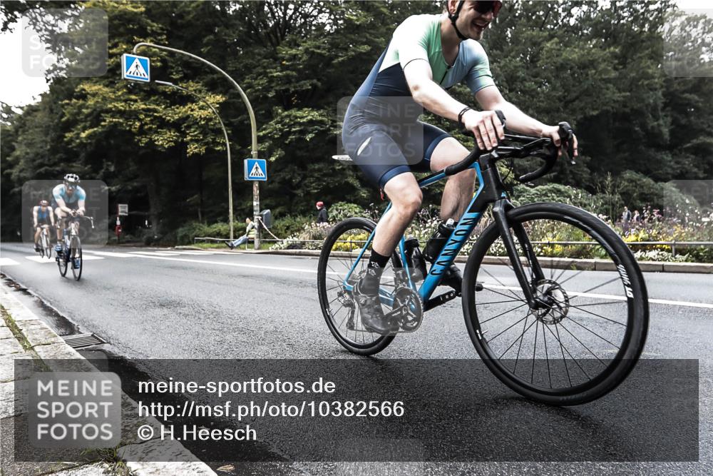 13.09.2026 - Stadtparktriathlon H.Heesch http://msf.ph/oto/10382566 13.09.2026 11:09:58 Radfahren 546, 637, 672 meine-sportfotos.de