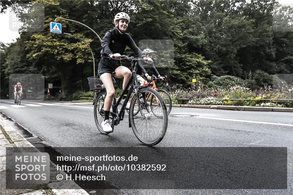 13.09.2026 - Stadtparktriathlon H.Heesch http://msf.ph/oto/10382592 13.09.2026 11:10:23 Radfahren 430, 572, 706 meine-sportfotos.de