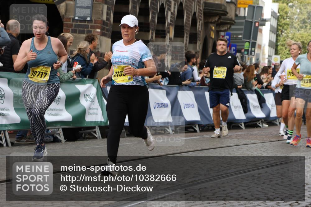 13.09.2026 - 21. swb-Marathon Bremen Strokosch-Dieckow http://msf.ph/oto/10382666 13.09.2026 11:05:31 Ziel 10370, 10411, 10465, 10576, 10697, 10718, 10800, 10802, 10850, 10975, 10995, 11102, 11105, 11157, 11218, 11281, 11326, 11584, 11616, 11722, 11900, 12002, 12011, 12064, 12079, 12080, 12099, 12335, 10168, 10238, 10259, 10260, 10457, 10864, 11024, 11520, 11724, 11791, 11892, 11947, 12156, 12273, 12362, 12501, 12773 meine-sportfotos.de