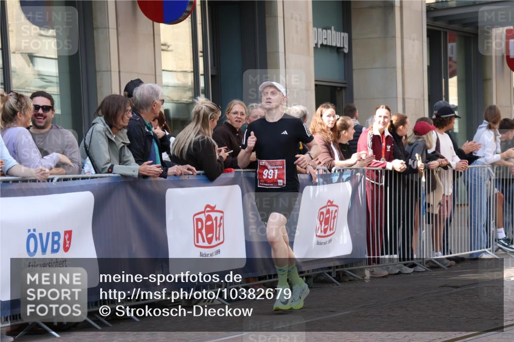 13.09.2026 - 21. swb-Marathon Bremen Strokosch-Dieckow http://msf.ph/oto/10382679 13.09.2026 12:47:58 Ziel 358, 447, 875, 991, 1161, 1783 meine-sportfotos.de
