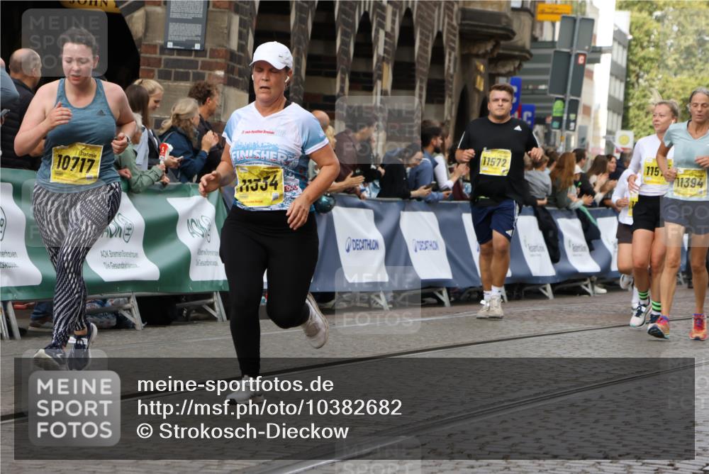 13.09.2026 - 21. swb-Marathon Bremen Strokosch-Dieckow http://msf.ph/oto/10382682 13.09.2026 11:05:31 Ziel 10370, 10411, 10465, 10576, 10697, 10718, 10800, 10802, 10850, 10975, 10995, 11102, 11105, 11157, 11218, 11281, 11326, 11584, 11616, 11722, 11900, 12002, 12011, 12064, 12079, 12080, 12099, 12335, 10168, 10238, 10259, 10260, 10457, 10864, 11024, 11520, 11724, 11791, 11892, 11947, 12156, 12273, 12362, 12501, 12773 meine-sportfotos.de
