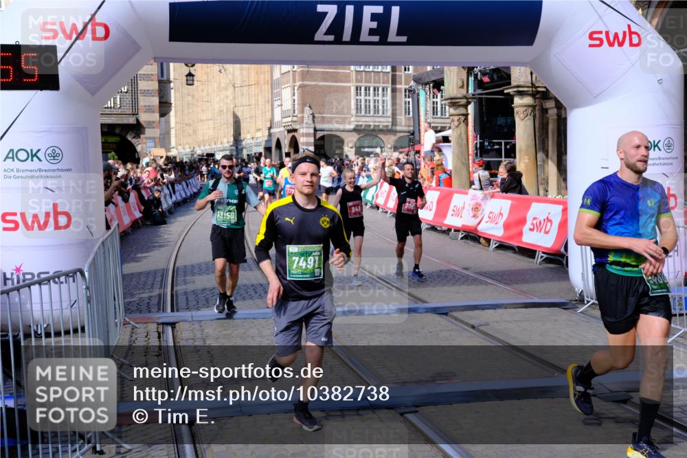 13.09.2026 - 21. swb-Marathon Bremen Tim E. http://msf.ph/oto/10382738 13.09.2026 13:18:44 Ziel 465, 1146, 1419, 2055, 5307, 5460, 6293, 6294, 6818, 7245, 7491, 7731, 7954, 8404, 8540, 8872, 9019, 9275, 13150 meine-sportfotos.de