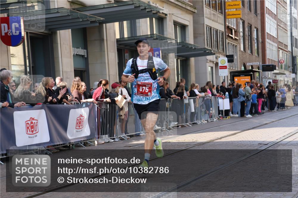 13.09.2026 - 21. swb-Marathon Bremen Strokosch-Dieckow http://msf.ph/oto/10382786 13.09.2026 12:48:04 Ziel 5428, 358, 447, 875, 991 meine-sportfotos.de