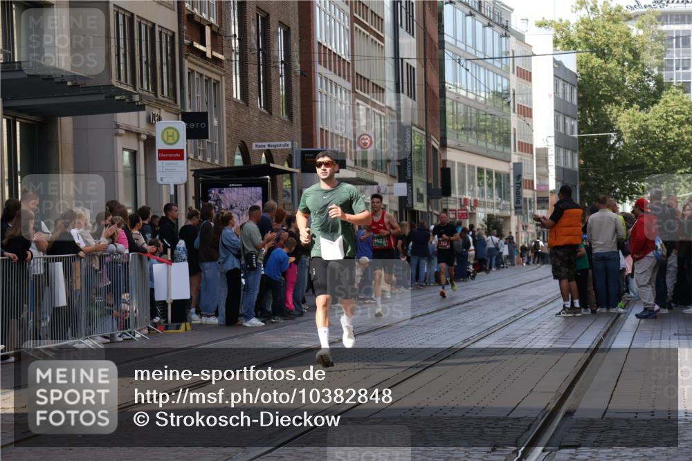 13.09.2026 - 21. swb-Marathon Bremen Strokosch-Dieckow http://msf.ph/oto/10382848 13.09.2026 12:48:07 Ziel 5428, 358, 447, 875 meine-sportfotos.de