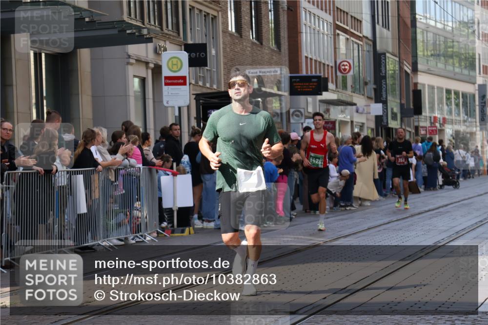 13.09.2026 - 21. swb-Marathon Bremen Strokosch-Dieckow http://msf.ph/oto/10382863 13.09.2026 12:48:08 Ziel 5428, 358, 447, 875 meine-sportfotos.de