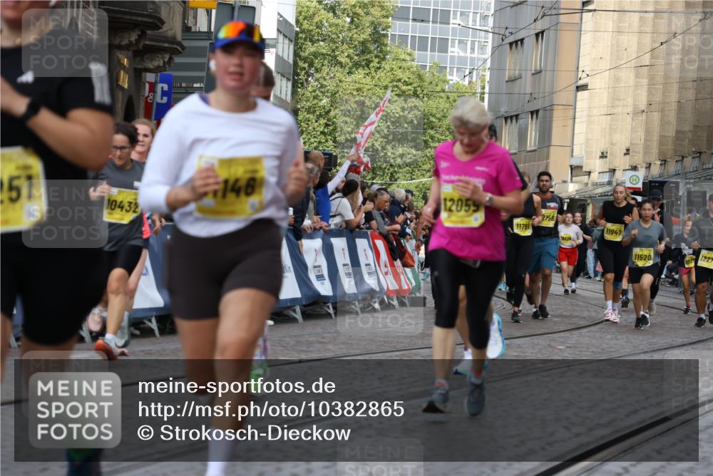 13.09.2026 - 21. swb-Marathon Bremen Strokosch-Dieckow http://msf.ph/oto/10382865 13.09.2026 11:05:36 Ziel 10370, 10411, 10576, 10697, 10717, 10718, 10800, 10802, 10995, 11102, 11105, 11157, 11218, 11281, 11326, 11334, 11584, 11616, 11722, 11900, 12011, 12079, 12080, 12099, 12251, 12335, 10168, 10238, 10305, 10457, 11024, 11947, 12156, 12378, 12501, 12523, 12528, 12773 meine-sportfotos.de