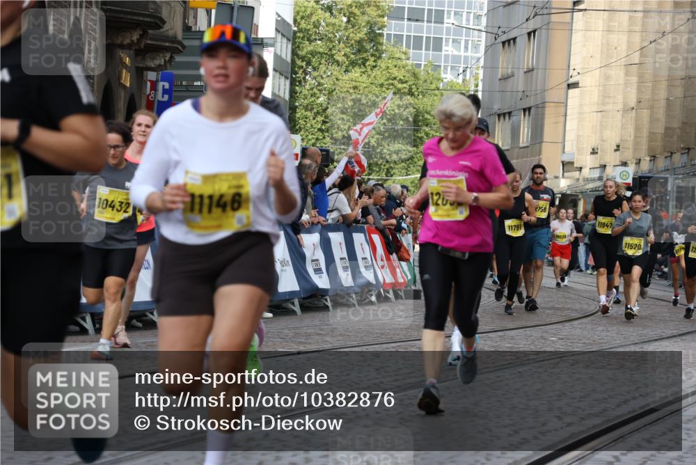 13.09.2026 - 21. swb-Marathon Bremen Strokosch-Dieckow http://msf.ph/oto/10382876 13.09.2026 11:05:36 Ziel 10370, 10411, 10576, 10697, 10717, 10718, 10800, 10802, 10995, 11102, 11105, 11157, 11218, 11281, 11326, 11334, 11584, 11616, 11722, 11900, 12011, 12079, 12080, 12099, 12251, 12335, 10168, 10238, 10305, 10457, 11024, 11947, 12156, 12378, 12501, 12523, 12528, 12773 meine-sportfotos.de