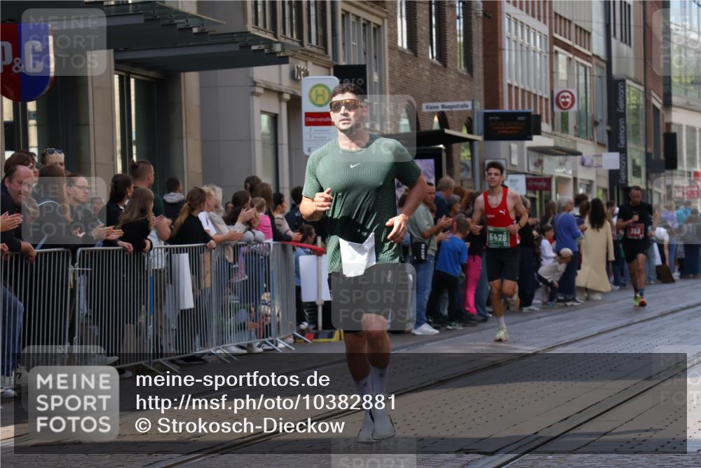 13.09.2026 - 21. swb-Marathon Bremen Strokosch-Dieckow http://msf.ph/oto/10382881 13.09.2026 12:48:09 Ziel 5428, 358, 447, 875 meine-sportfotos.de