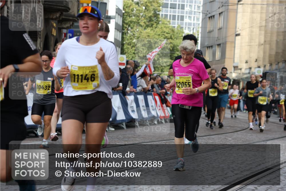 13.09.2026 - 21. swb-Marathon Bremen Strokosch-Dieckow http://msf.ph/oto/10382889 13.09.2026 11:05:36 Ziel 10370, 10411, 10576, 10697, 10717, 10718, 10800, 10802, 10995, 11102, 11105, 11157, 11218, 11281, 11326, 11334, 11584, 11616, 11722, 11900, 12011, 12079, 12080, 12099, 12251, 12335, 10168, 10238, 10305, 10457, 11024, 11947, 12156, 12378, 12501, 12523, 12528, 12773 meine-sportfotos.de