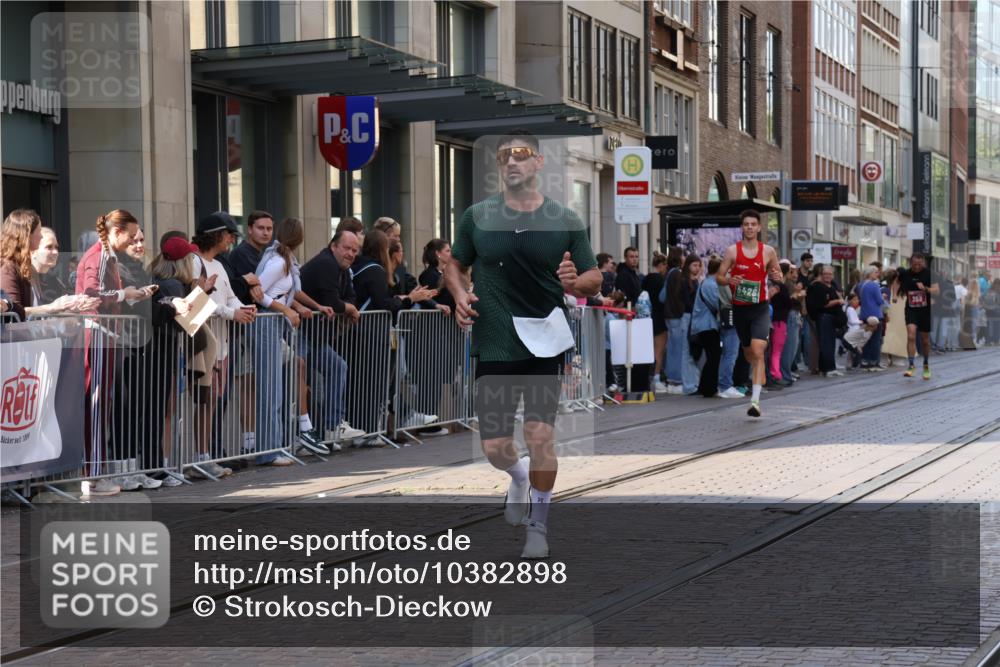 13.09.2026 - 21. swb-Marathon Bremen Strokosch-Dieckow http://msf.ph/oto/10382898 13.09.2026 12:48:10 Ziel 5428, 358, 447, 875 meine-sportfotos.de