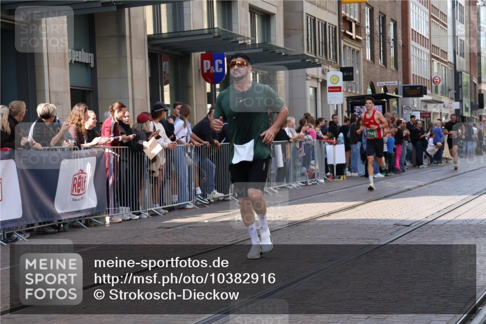 13.09.2026 - 21. swb-Marathon Bremen Strokosch-Dieckow http://msf.ph/oto/10382916 13.09.2026 12:48:10 Ziel 5428, 358, 447, 875 meine-sportfotos.de