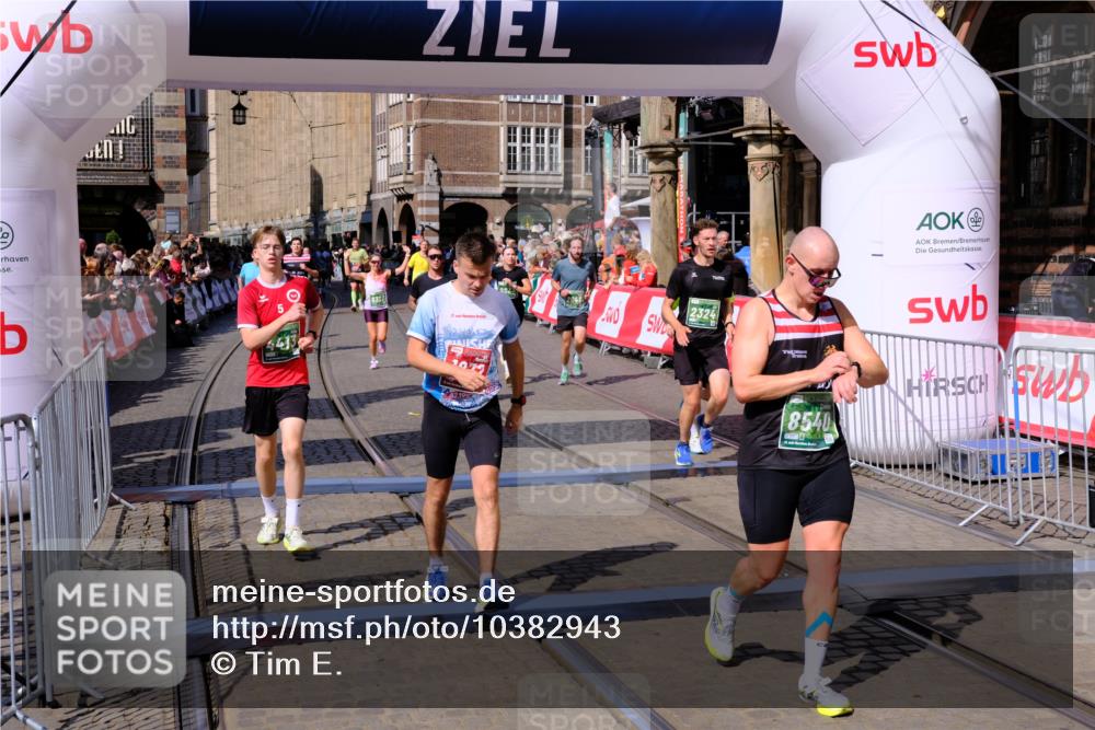 13.09.2026 - 21. swb-Marathon Bremen Tim E. http://msf.ph/oto/10382943 13.09.2026 13:18:59 Ziel 465, 2324, 2948, 3631, 4120, 4413, 4642, 5867, 6787, 7104, 7163, 7245, 7602, 7731, 8404, 8540, 8743, 8872, 9019, 9275, 9327, 9833 meine-sportfotos.de