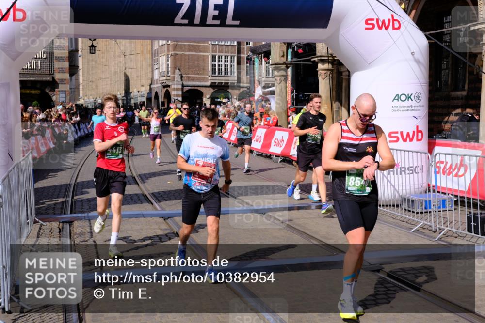 13.09.2026 - 21. swb-Marathon Bremen Tim E. http://msf.ph/oto/10382954 13.09.2026 13:18:59 Ziel 465, 2324, 2948, 3631, 4120, 4413, 4642, 5867, 6787, 7104, 7163, 7245, 7602, 7731, 8404, 8540, 8743, 8872, 9019, 9275, 9327, 9833 meine-sportfotos.de