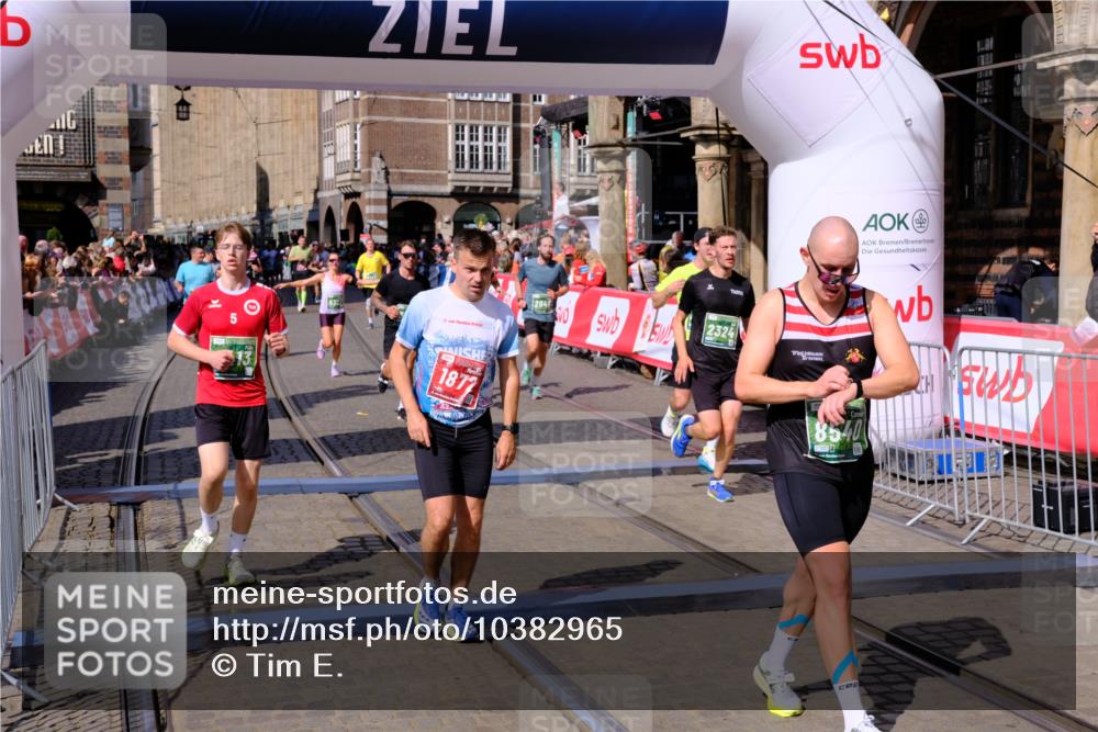 13.09.2026 - 21. swb-Marathon Bremen Tim E. http://msf.ph/oto/10382965 13.09.2026 13:18:59 Ziel 465, 2324, 2948, 3631, 4120, 4413, 4642, 5867, 6787, 7104, 7163, 7245, 7602, 7731, 8404, 8540, 8743, 8872, 9019, 9275, 9327, 9833 meine-sportfotos.de