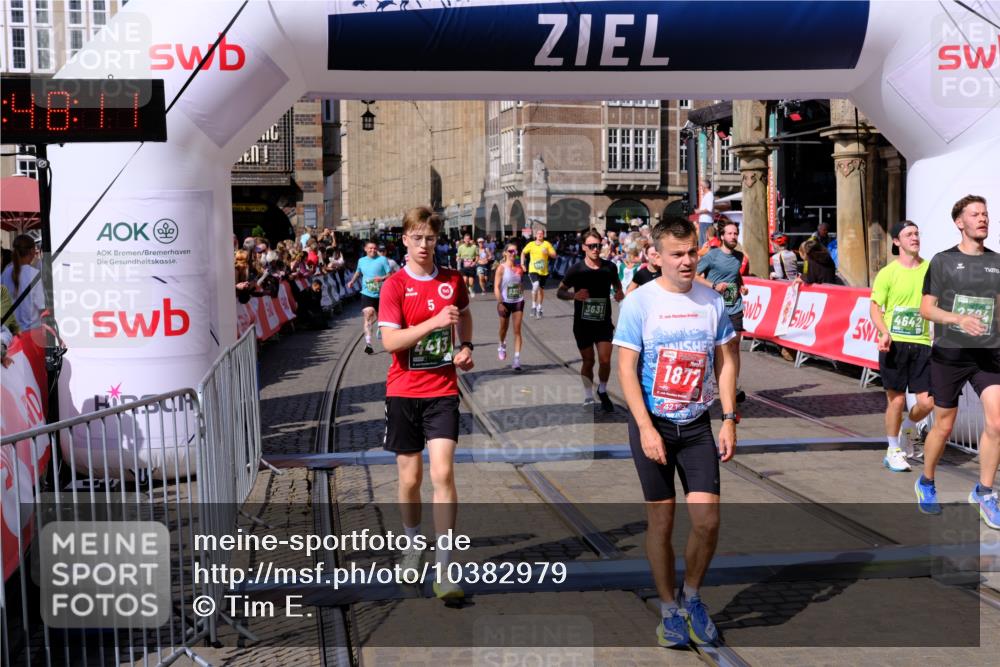13.09.2026 - 21. swb-Marathon Bremen Tim E. http://msf.ph/oto/10382979 13.09.2026 13:18:59 Ziel 465, 2324, 2948, 3631, 4120, 4413, 4642, 5867, 6787, 7104, 7163, 7245, 7602, 7731, 8404, 8540, 8743, 8872, 9019, 9275, 9327, 9833 meine-sportfotos.de