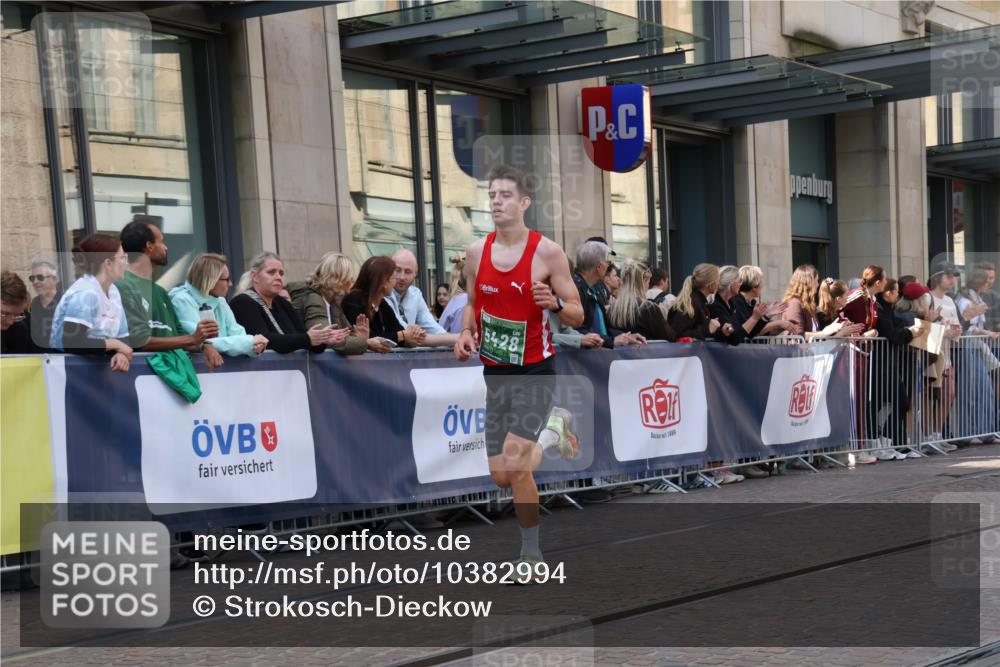13.09.2026 - 21. swb-Marathon Bremen Strokosch-Dieckow http://msf.ph/oto/10382994 13.09.2026 12:48:14 Ziel 314, 5428, 358, 447 meine-sportfotos.de