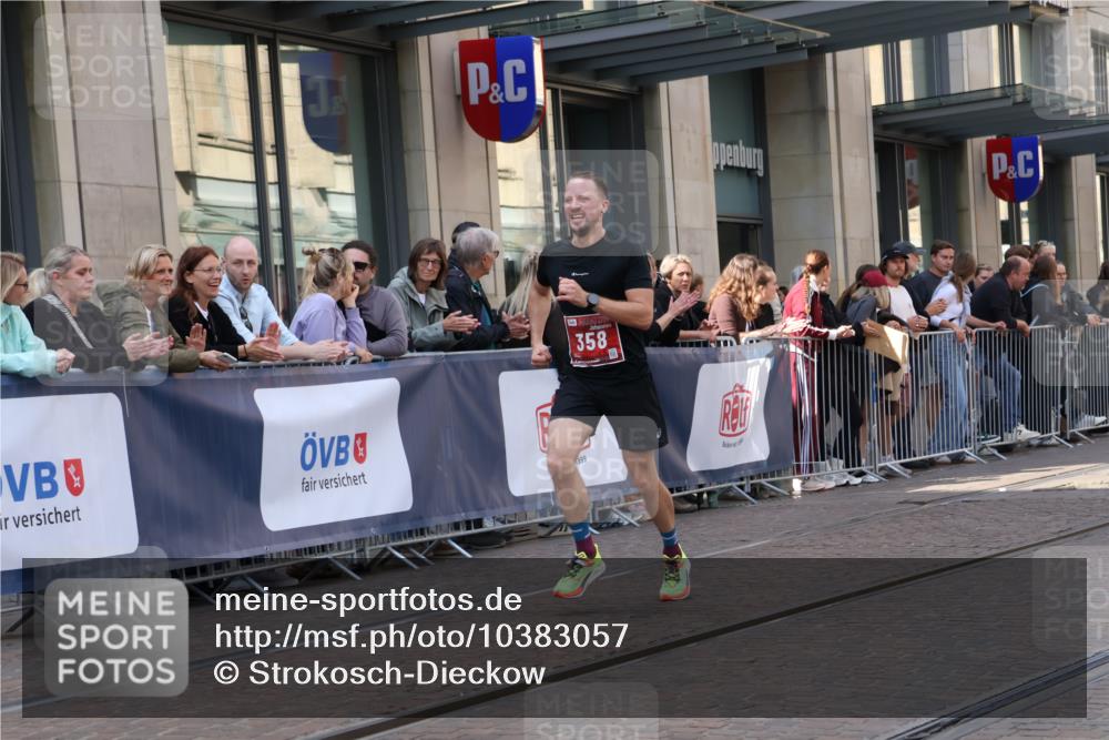 13.09.2026 - 21. swb-Marathon Bremen Strokosch-Dieckow http://msf.ph/oto/10383057 13.09.2026 12:48:19 Ziel 314, 5428, 358, 447 meine-sportfotos.de